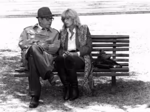 Scena del film "Amori miei" - Regia Steno - 1978 - Gli attori Enrico Maria Salerno e Monica Vitti seduti su una panchina Luogo e data della ripresa: Italia, 197