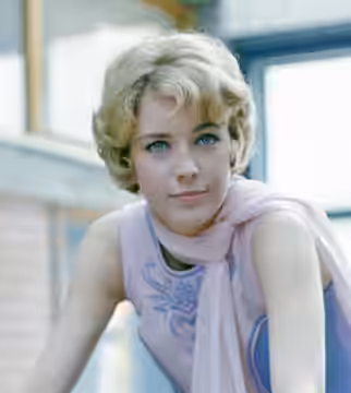 Marie Dubois pose en regardant dans la direction de l'objectif, très légèrement souriante, légèrement penchée en avant, s'appuyant en avant par les deux bras, l (1968)