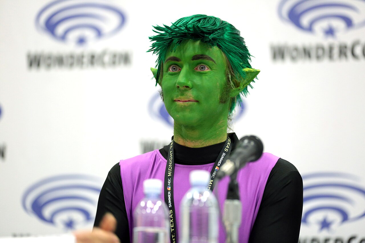 Greg Cipes as Beast Boy speaking at the 2017 WonderCon at the Anaheim Convention Center in Anaheim, California. Please attribute to Gage Skidmore if used elsewh