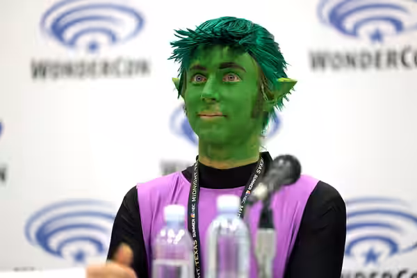 Greg Cipes as Beast Boy speaking at the 2017 WonderCon at the Anaheim Convention Center in Anaheim, California. Please attribute to Gage Skidmore if used elsewh