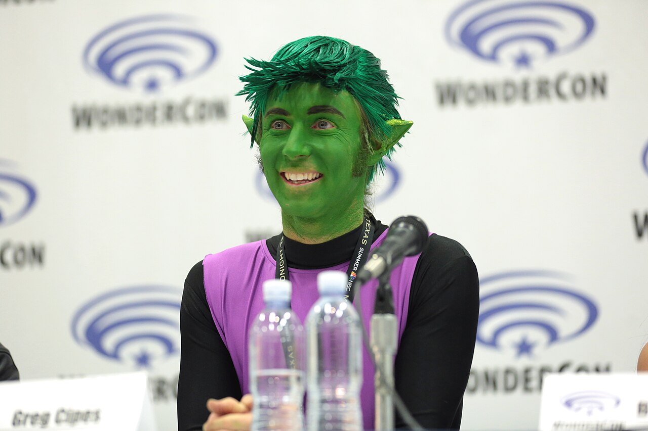 Greg Cipes as Beast Boy speaking at the 2017 WonderCon at the Anaheim Convention Center in Anaheim, California. Please attribute to Gage Skidmore if used elsewh