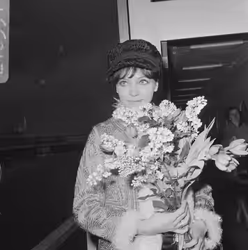 Collectie / Archief : Fotocollectie Anefo Reportage / Serie : [ onbekend ] Beschrijving : Aankomst Franse filmster Anna Karina op Schiphol Datum : 8 februari 19 (1968)