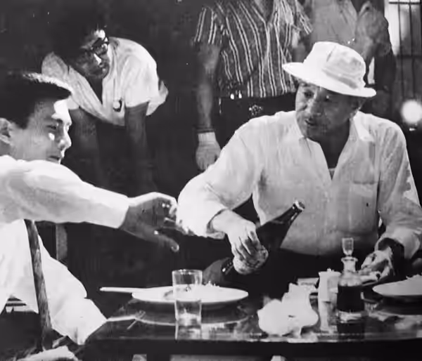 『秋刀魚の味』（1962年）の撮影現場。小津安二郎、吉田輝雄。