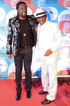 Xande e Antonio Pitanga durante o 25º Prêmio da Música Brasileira no Theatro Municipal. Foto: Reginaldo Teixeira (14/05/14) (2014)
