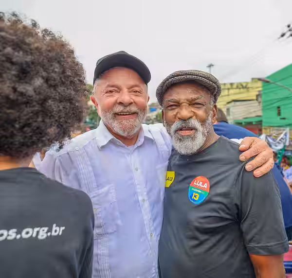 12.10.2022 â LULA NO RIO - Lula participa da caminhada Brasil da EsperanÃ§a, na Estrada do ItararÃ©, no Complexo do AlemÃ£o, Rio de Janeiro. Foto: Ricardo Stuck