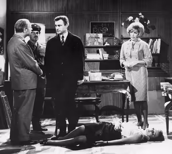 From left to right: Italian actors Stefano Sibaldi (Ernesto Ferretti), Armando Francioli (Ferdinando Altieri) and Lauretta Masiero (Laura Storm) in Diamanti a g (1966)