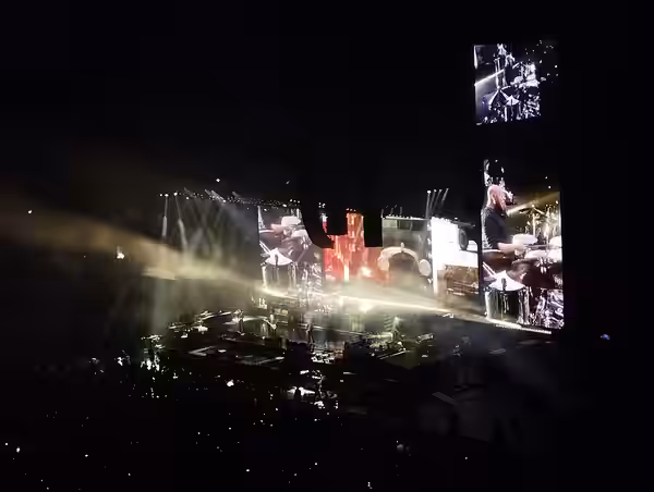 Abe Laboriel Jr à la batterie au concert de Paul McCartney à Paris La Défense Arena, le 5 décembre 2024.