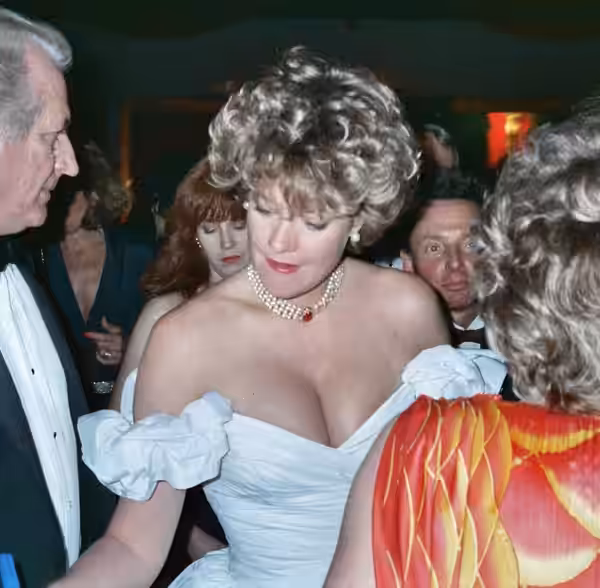 Photo taken at 61st Academy Awards 3/29/89 - Governor's Ball - Permission granted to copy, publish or post but please credit "photo by Alan Light" if you can (1989)