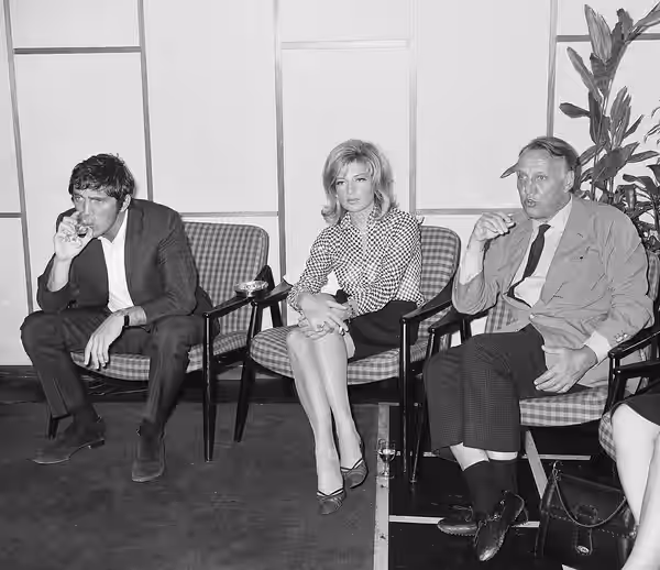 "Modesty Blaise" film van Amerikaan Joseph Losey. Filmopnamen te Amsterdam. Terence Stamp, Monica Vitti en regisseur Joseph Losey (1965)