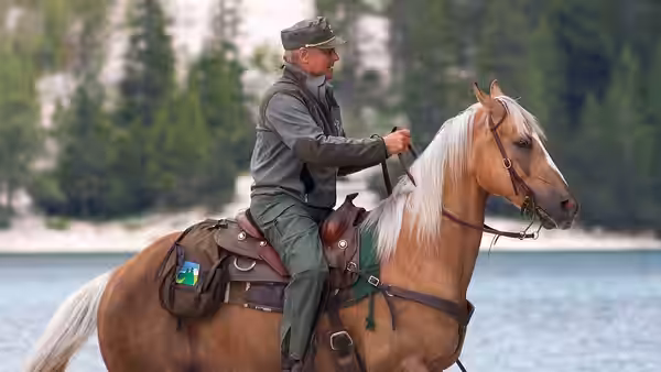 Bei den Dreharbeiten zur zweiten Staffel von "Die Bergpolizei – Ganz nah am Himmel" am Pragser Wildsee im Sommer 2012.