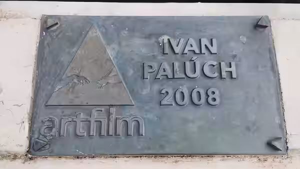 Ceduľa Artist´s Mission Award (Hercova misia) na MFF Art Film pripevnená na starom moste slávy v Trenčianských Tepliciach. (2024)