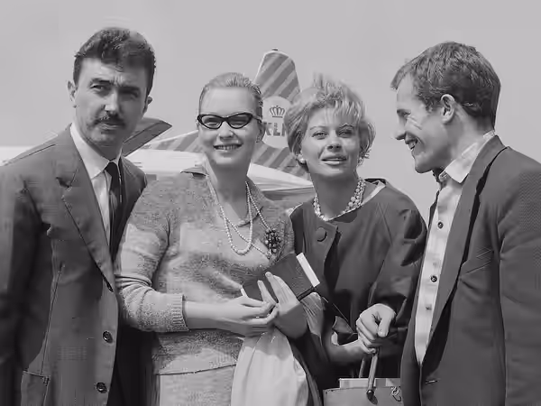 Aankomst Franse filmsterren op Schiphol, v.l.n.r. Luciano Emmer , Marina Vlady , Magali Noël en Bernard Fresson 1 juni 1960