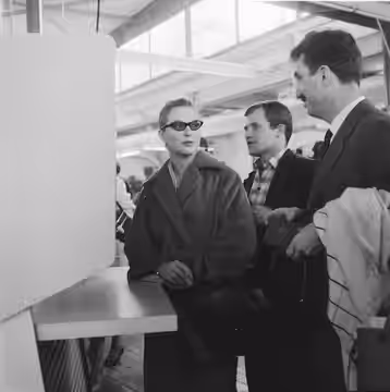 Collectie / Archief : Fotocollectie Anefo Reportage / Serie : [ onbekend ] Beschrijving : Aankomst Franse filmsterren op Schiphol, Marina Vlady en Bernard Fress (1960)