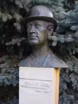 Busta Jiřího Šlitra v parku u gymnázia v Rychnově nad Kněžnou (2014)