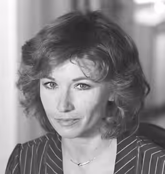 Marlène Jobert pose en regardant l'objectif sans émotion particulière, esquissant un très léger sourire. Elle porte les cheveux mi-longs épais et chatain clair. (1978)