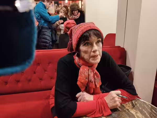 Anny Duperey lors d'une séance de dédicace au café du théâtre de Passy, à l'issue d'une représentation de "Mes chers enfants". (2022)