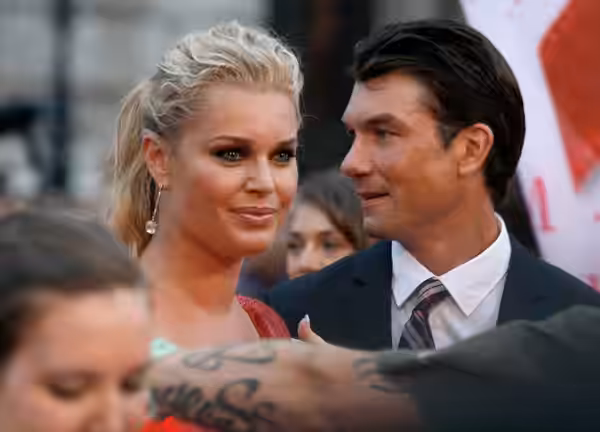 Rebecca Romijn and Jerry O'Connell on the red carpet of the Life Ball 2010.