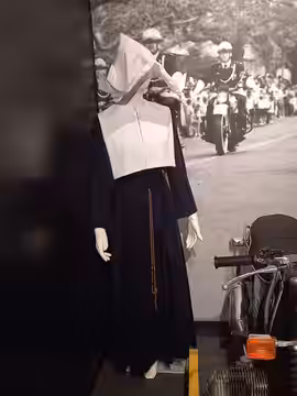 Un costume de religieuse comme celui de l'actrice France Rumilly comme dans les films du Gendarme. Exposé au musée de la Gendarmerie et du Cinéma de Saint-Trope (2025)
