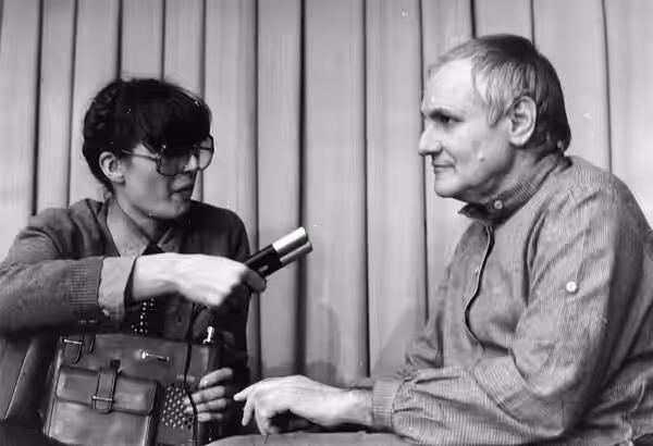 Jancsó Miklós interjút ad a Magyar Rádión munkatársának. (1980)