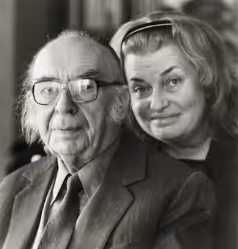Hernádi Gyula magyar író, forgatókönyvíró, és leány Krisztina.