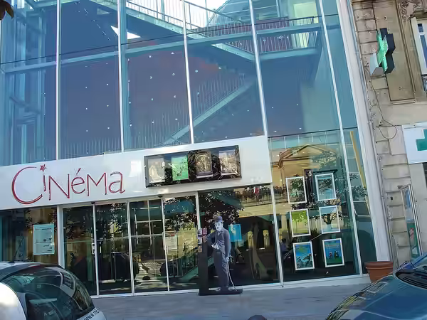 Le cinéma Jean Eustache à Pessac (Gironde, France). La mairie se reflète sur la vitre...