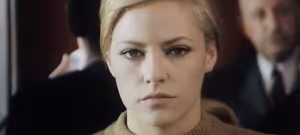 Nathalie Delon in una scena del film Le sorelle (1969).