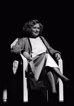 Théâtre Sorano. Le 14 Novembre 1987. Vue de Marie-Christine Barrault, assise dans un fauteuil sur scène, jouant la pièce, L'étrange intermède d'Eugène O'Neill, 