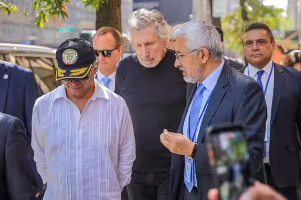Presidente Gustavo Petro se moviliza por Palestina junto a Roger Waters (2025)