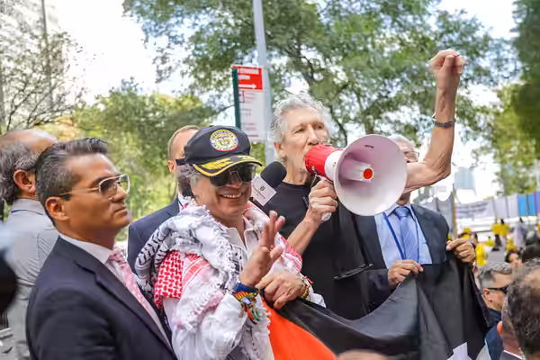 Presidente Gustavo Petro se moviliza por Palestina junto a Roger Waters (2025)