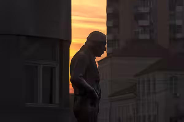 na fotografiji se vidi spomenik glumcini Zoranu Radmilovicu smeste izmedju zgrade maticne bibioteke Svetozar Markovic i zgrade pozorista koje nosi njegovo ime Z (2019)