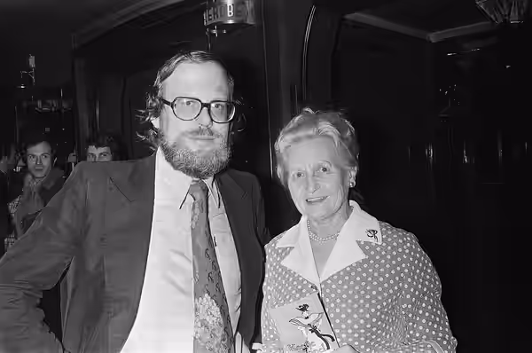 Collectie / Archief : Fotocollectie Anefo Reportage / Serie : [ onbekend ] Beschrijving : Premiere film "Keetje Tippel" producer Rob Houwer en moeder Datum : 6  (1975)