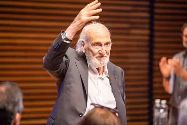 Buenos Aires, 11 de abril de 2023 - En el CCK, el ministro de Cultura de la Nación, Tristán Bauer le entrego una plaqueta en el Homenaje que se le realizó a Héc