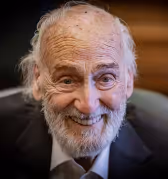 Buenos Aires, 11 de abril de 2023 - En el CCK, el ministro de Cultura de la Nació, Tristán Bauer, le entregó una plaqueta en el Homenaje que se le realizó a Héc