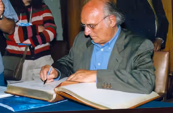 Director Carlos Saura; Firma libro de visita Ilustre; año 2002 (2010)