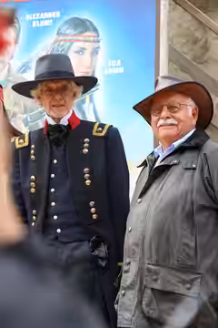 Mathieu Carrière und Norbert Schultze jr. präsentieren eine Szene bei der Pressekonferenz am 16.06.2017, im Freilichttheater am Kalkberg in Bad Segeberg.