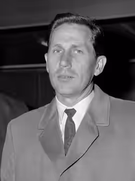 Aankomst Floyd Cramer (links) met The Anita Kerr Singers op Schiphol, Chet Atkins (kop) gitarist 4 mei 1965