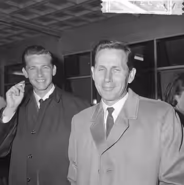 Collectie / Archief : Fotocollectie Anefo Reportage / Serie : [ onbekend ] Beschrijving : Aankomst Floyd Cramer (links) met The Anita Kerr Singers op Schiphol,  (1965)