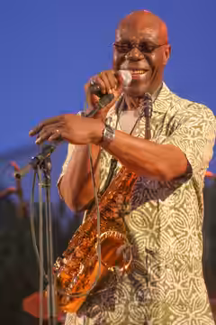 Le 30 juin 2006, Manu Dibango, en concert sur la grande plage de Saint-Nazaire à l'occasion du festival «Plages arrière».