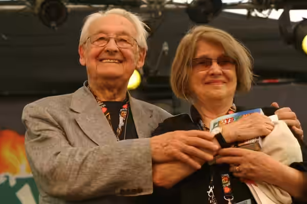 Andrzej Wajda mit seiner Frau Krystyna Zachwatowicz auf der Haltestelle Woodstock 2010.