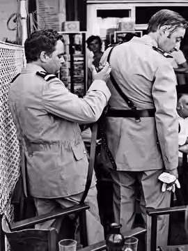 Les acteurs Maurice Risch et Guy Grosso lors du tournage du film Le Gendarme et les Extra-terrestres en 1978, à Saint Tropez.