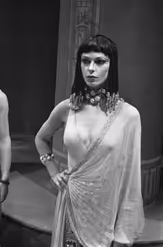 VPRO TV-stuk Ramcinitos en de dief van Herodotes met Ton van Duinhoven en Cox Habbema, Cox Habbema als Egyptische schone (1973)