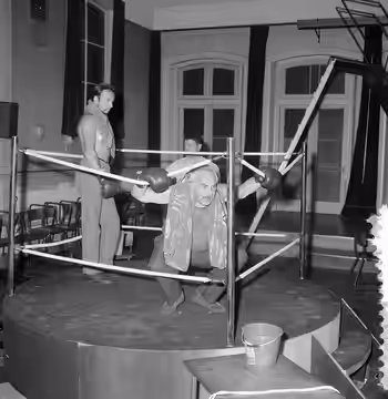 Collectie / Archief : Fotocollectie Anefo Reportage / Serie : [ onbekend ] Beschrijving : De toneelspelers Hans Tiemeyer en Hans Croiset in de boksring, traning (1964)