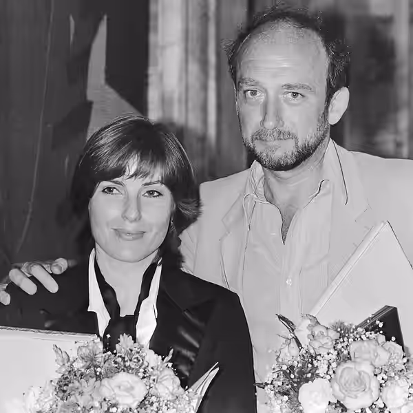 Toneelprijzen 1980 uitgereikt door minister Gardeniers (CRM) in Leiden; winnaars Jose Ruiter (links) en Hans Croiset 20 mei 1980