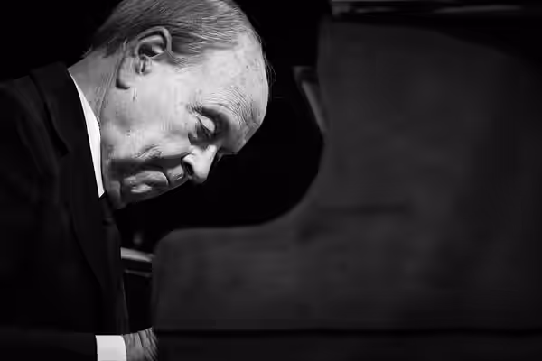 El músico argentino Atilio Stampone durante una presentación en el Teatro del Globo de Buenos Aires junto a la Orquesta Nacional de Música Argentina "Juan de Di (2015)