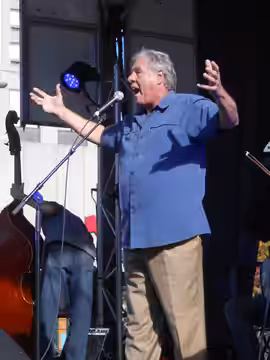 Pierre Curzi livrant un discours indépendantiste à la Place Émilie-Gamelin, à Montréal (2013)