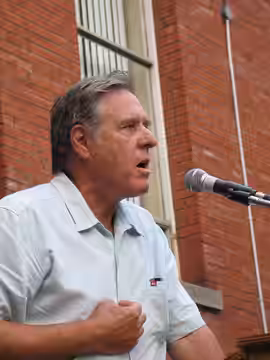 L'acteur, syndicaliste et député québécois Pierre Curzi, lors d'une manifestation célébrant les 30 ans de la Charte de la langue française, le 26 août 2007.
