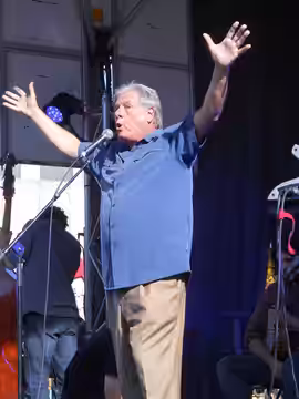 Pierre Curzi livrant un discours indépendantiste à la Place Émilie-Gamelin, à Montréal (2013)