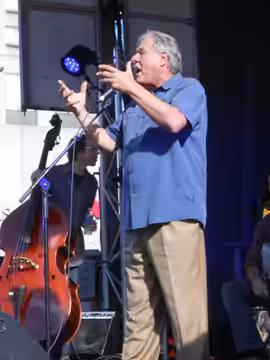 Pierre Curzi livrant un discours indépendantiste à la Place Émilie-Gamelin, à Montréal (2013)