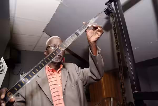 Souleymane Cissé with film reel at Cines del Sur 2009.