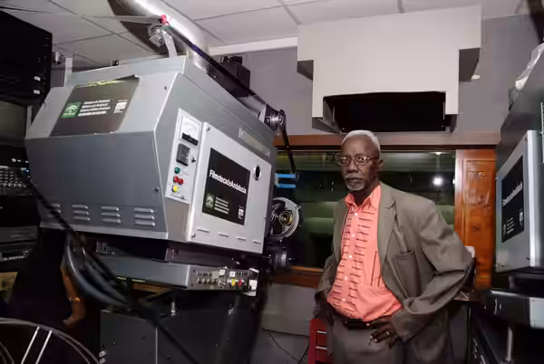 Souleymane Cissé next to projector, at Cines del Sur 2009.